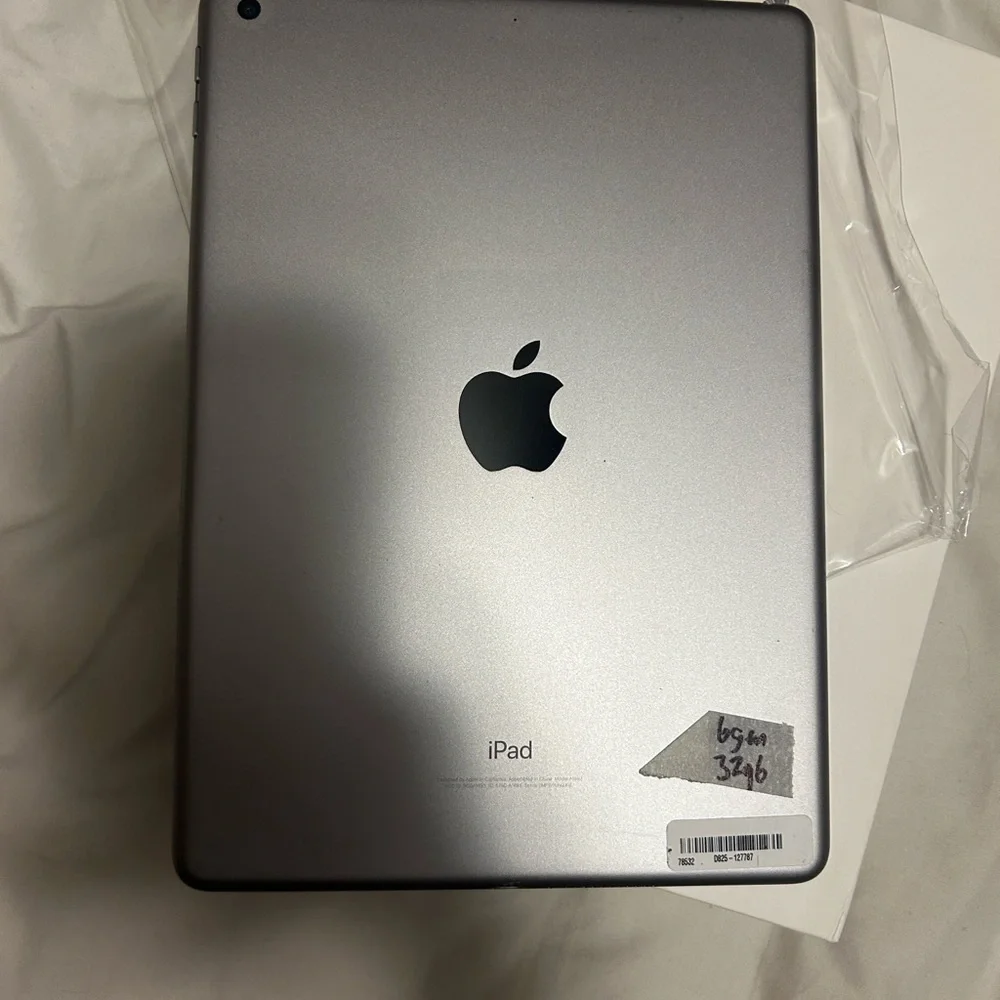 Apple iPad in Sleek Silver 32g 6G